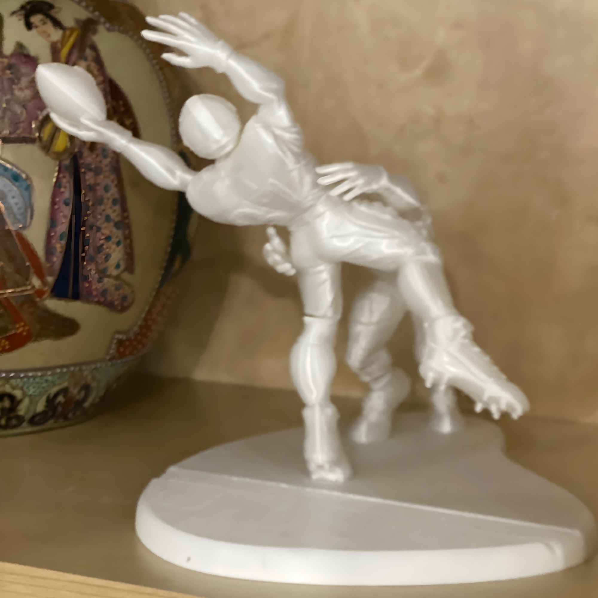 Modern Football Player Figurine – 3D Printed Action Pose Desk Statue – Sports Collectible Sculpture for Office & Shelf Decor (White)
